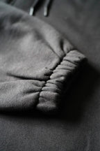 Closeup af bukseben på re do® sweatpants i sort