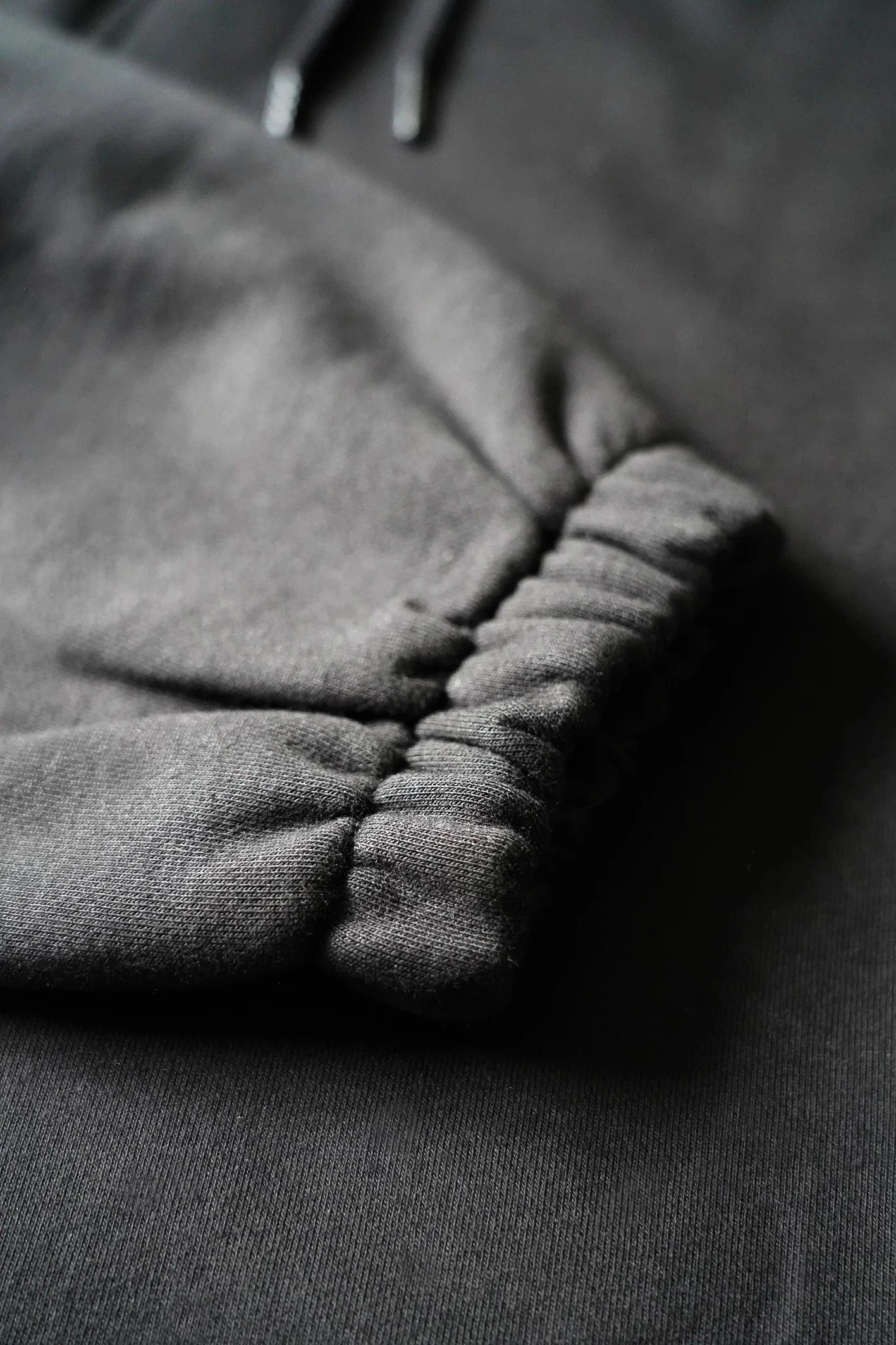 Closeup af bukseben på re do® sweatpants i sort