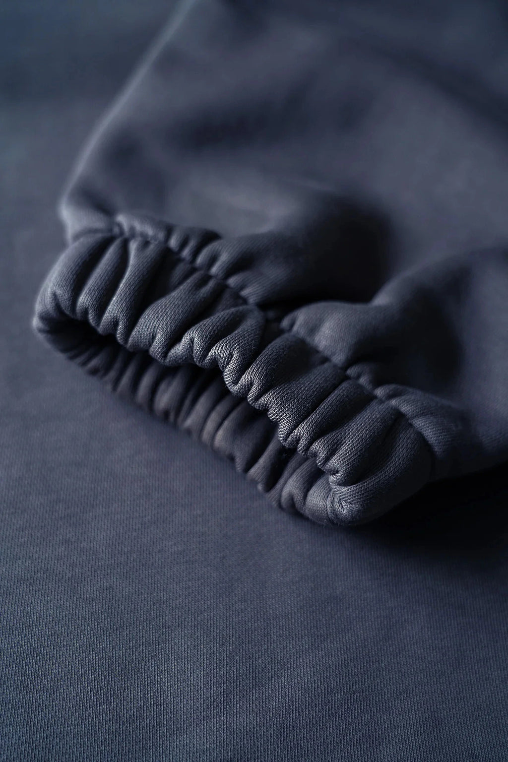 Closeup af bukseben på re do® sweatpants i #Navy Blue