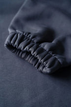 Closeup af bukseben på re do® sweatpants i #Navy Blue