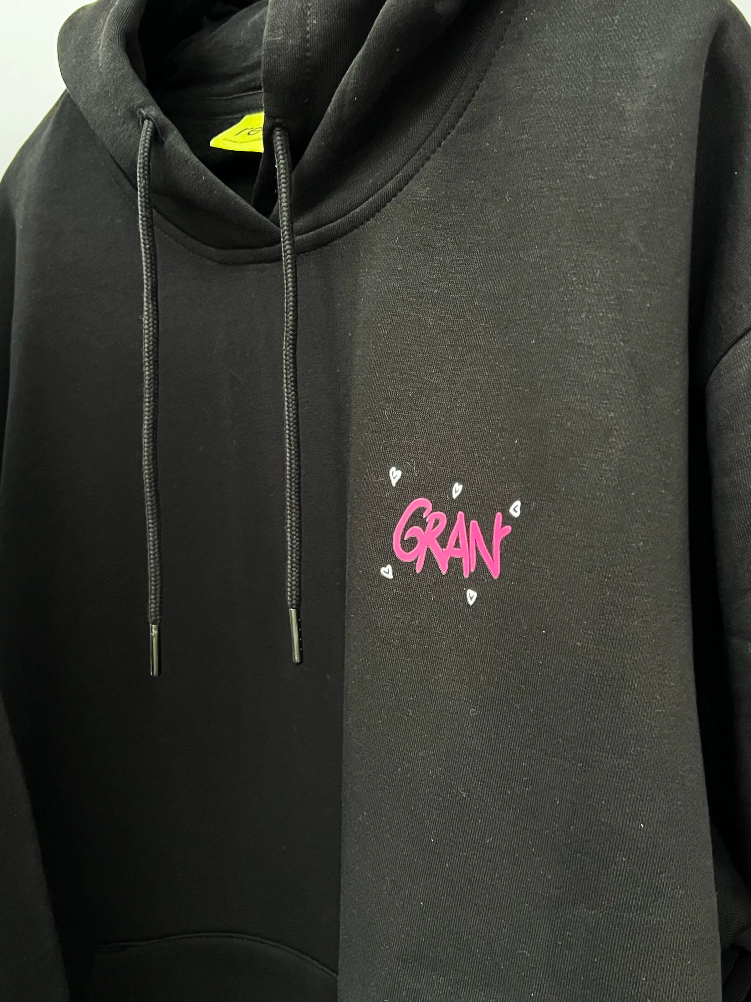 Hoodie med tryk fra re do® i sort, model Francis, collab med Café Gran.