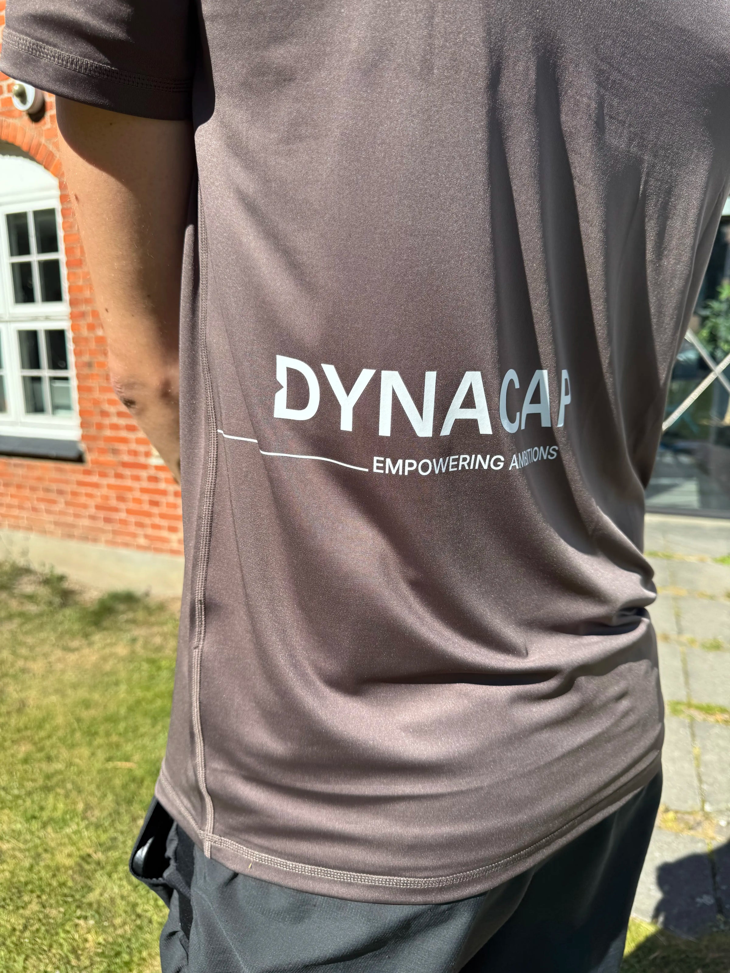 Active T-shirt med tryk fra re do® i Ash Brown, Løbe t-shirt til DHL, collab med Dynacap