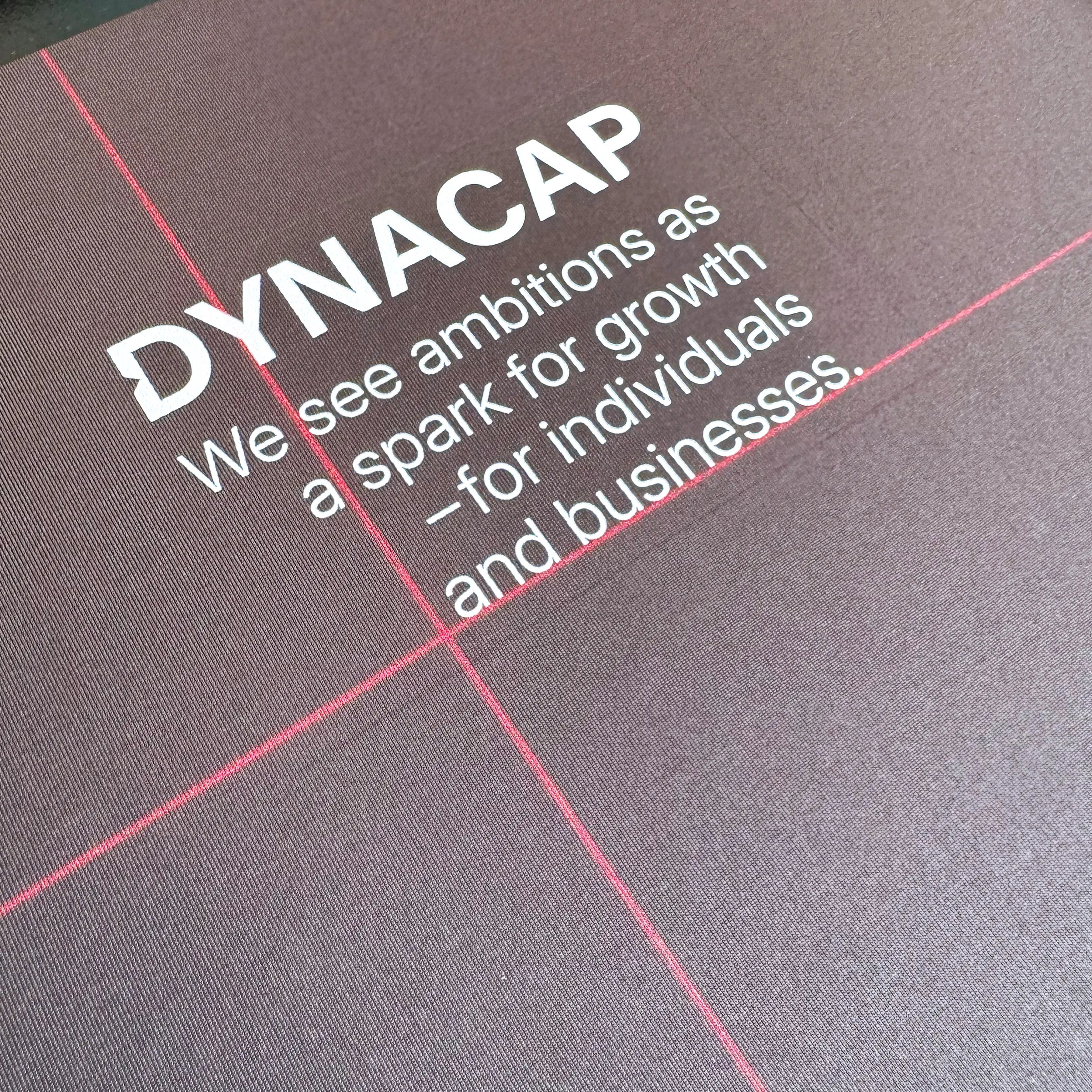 Active T-shirt med tryk fra re do® i Ash Brown, Løbe t-shirt til DHL, collab med Dynacap