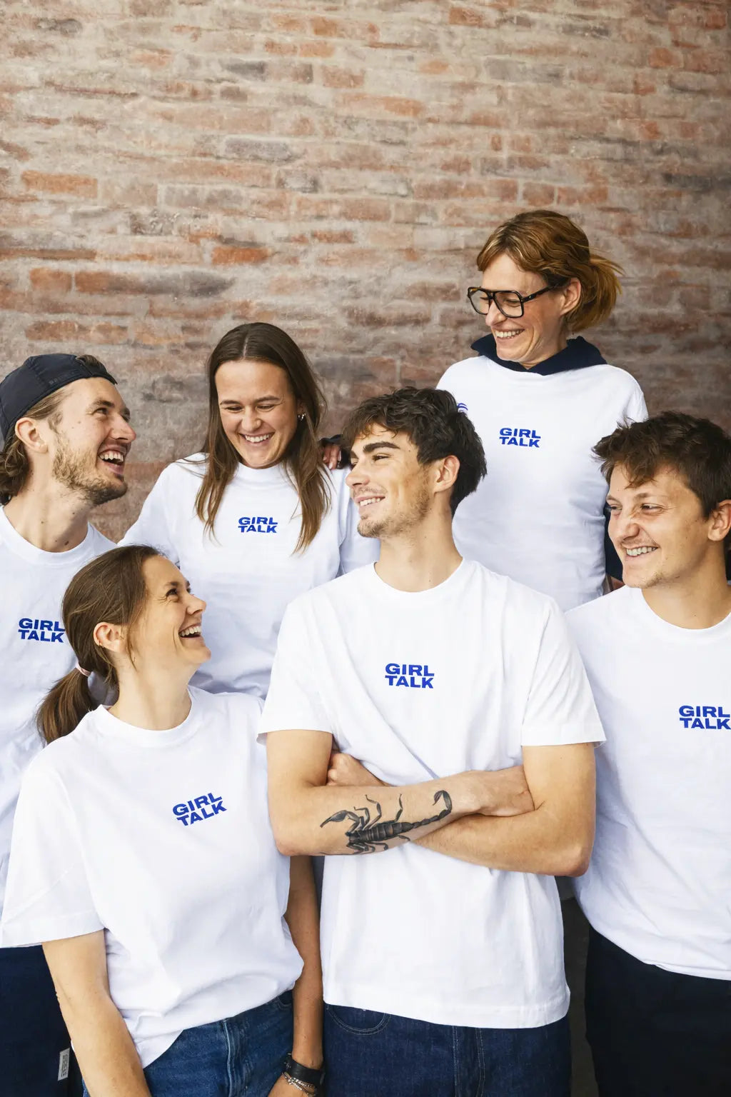 Mænd og kvinder iført firmatøj fra re do® i Bright White med logo tryk - GirlTalk logo