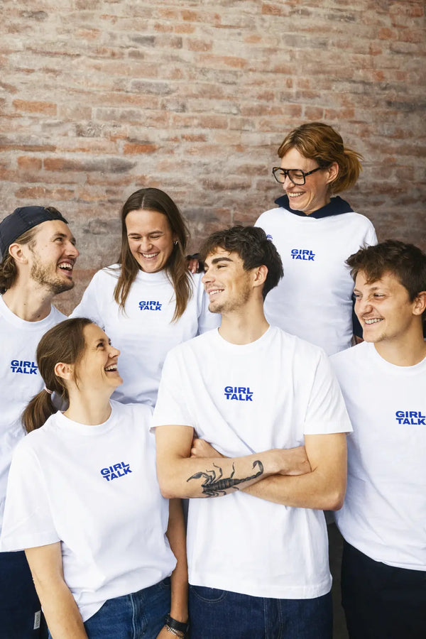 Mænd og kvinder iført firmatøj fra re do® i Bright White med logo tryk - GirlTalk logo