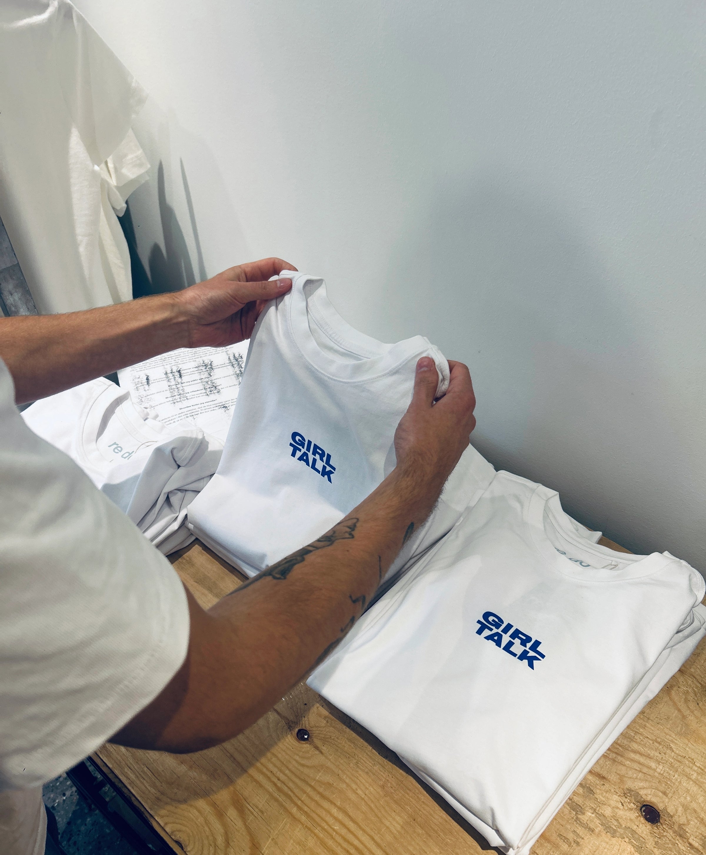 Bomuld T-shirt med tryk fra re do® i Bright White, collab med GirlTalk