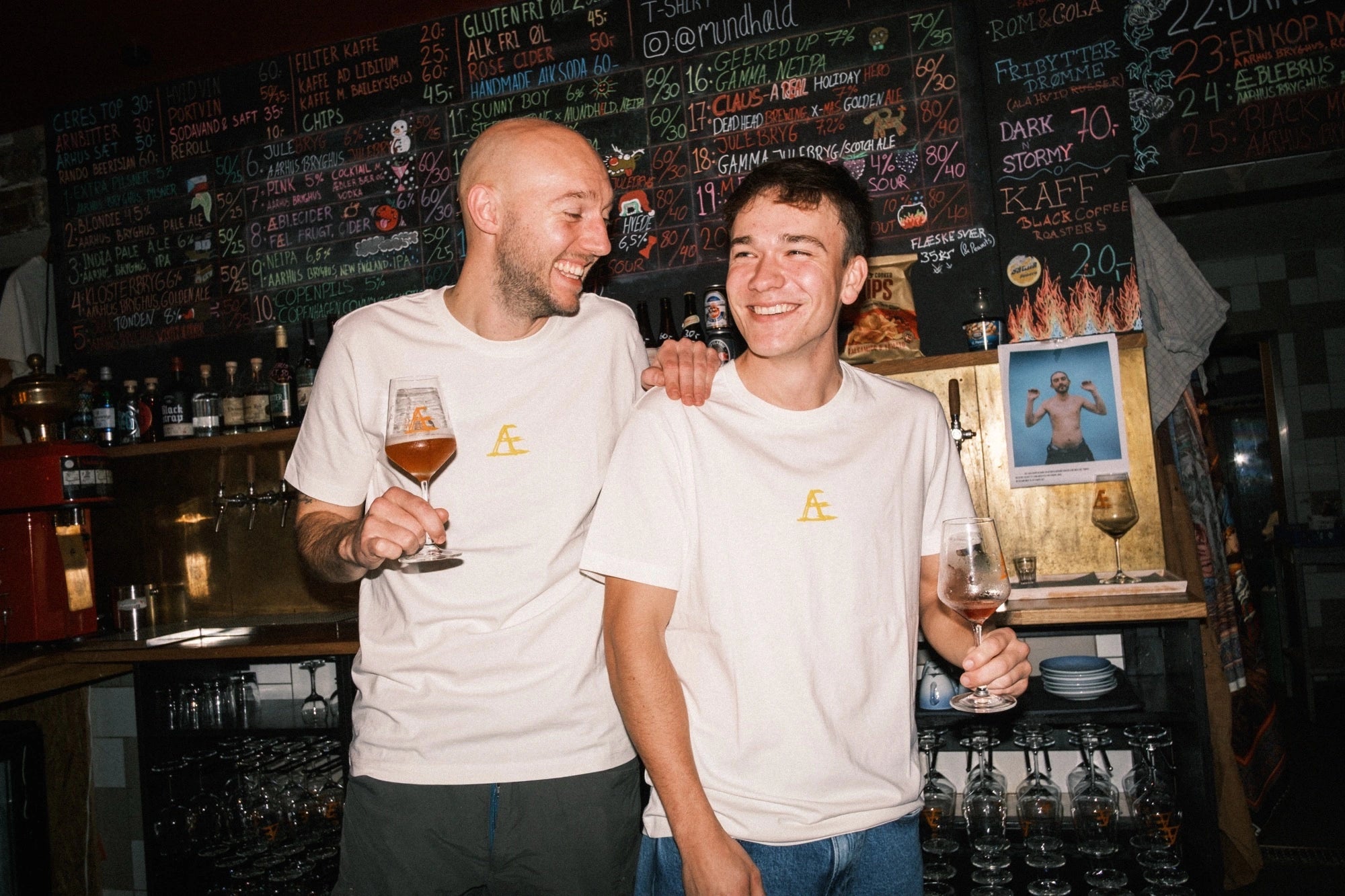 Team fra Café Mundhæld iført T-shirt med tryk fra re do® i farven Star White, model Frej i bomuld, vist i barens omgivelser.