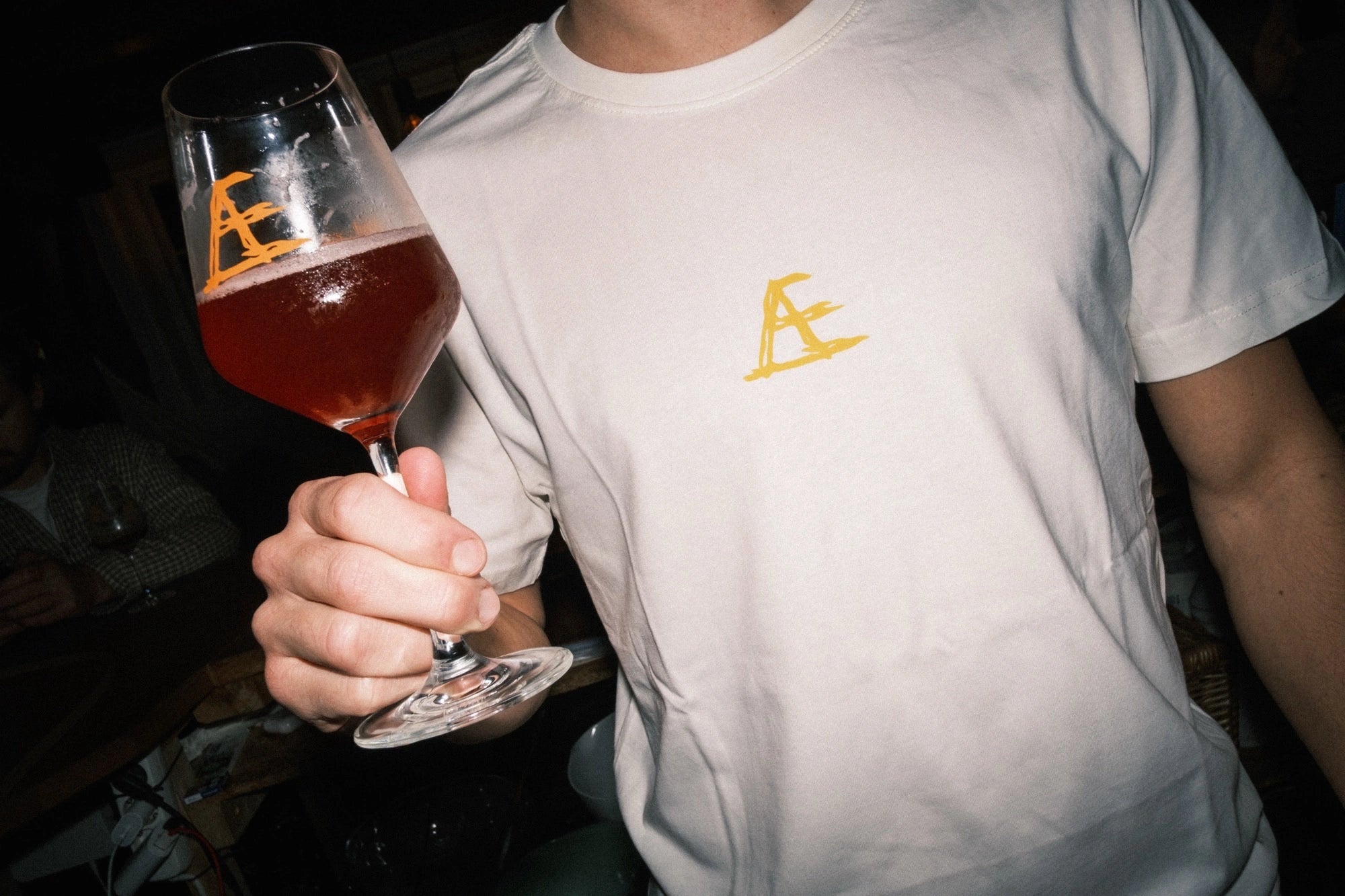 Detaljebillede af T-shirt med tryk fra re do® i farven Star White, model Frej i bomuld, fra collab med Café Mundhæld.