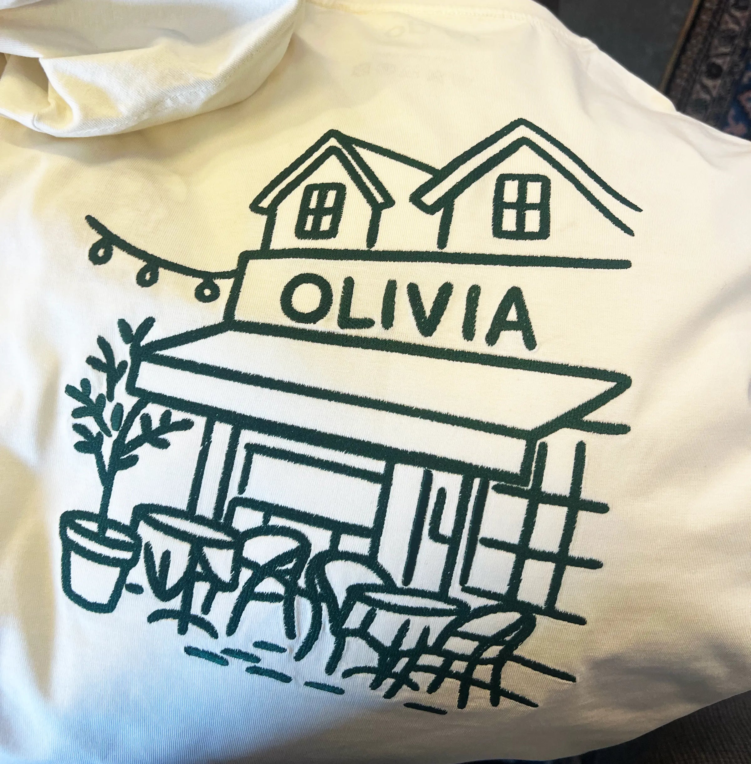 Bomuld T-shirt i Star White fra re do® med broderi fra BrandLabs, collab med Olivia Brasserie. Firmatøj med logo. 