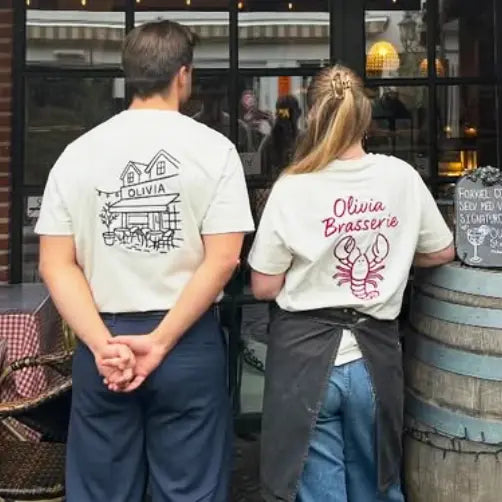 Bomuld T-shirt i Star White fra re do® med broderi fra BrandLabs, collab med Olivia Brasserie. Firmatøj med logo. 