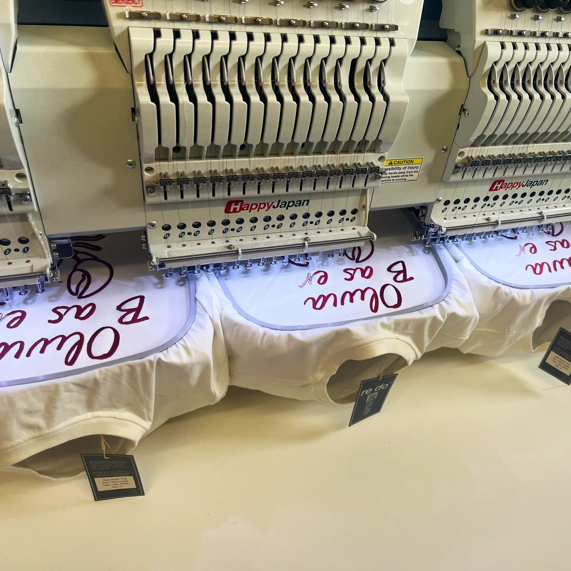 Bomuld T-shirt i Star White fra re do® med broderi fra BrandLabs, collab med Olivia Brasserie. Firmatøj med logo. 