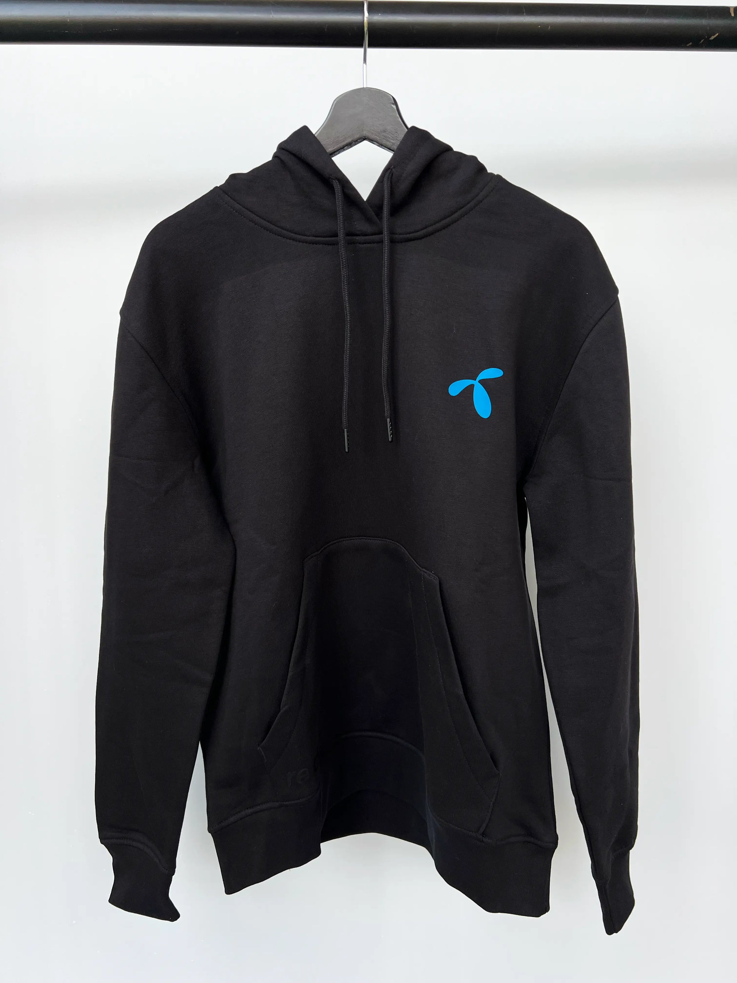 Hoodie med tryk fra re do® i sort, model Francis, collab med Telenor