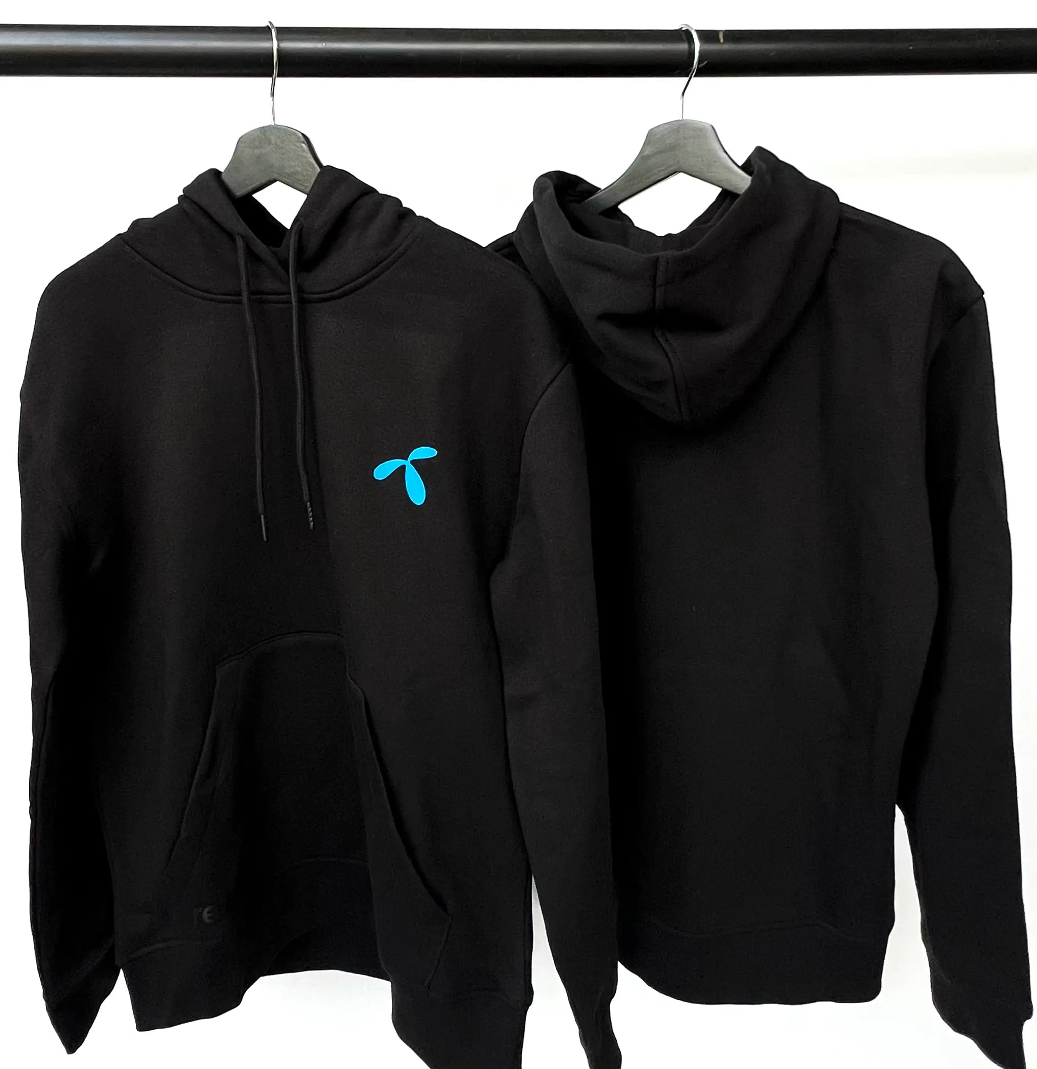 Hoodie med tryk fra re do® i sort, model Francis, collab med Telenor