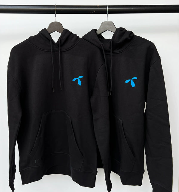 Hoodie med tryk fra re do® i sort, model Francis, collab med Telenor