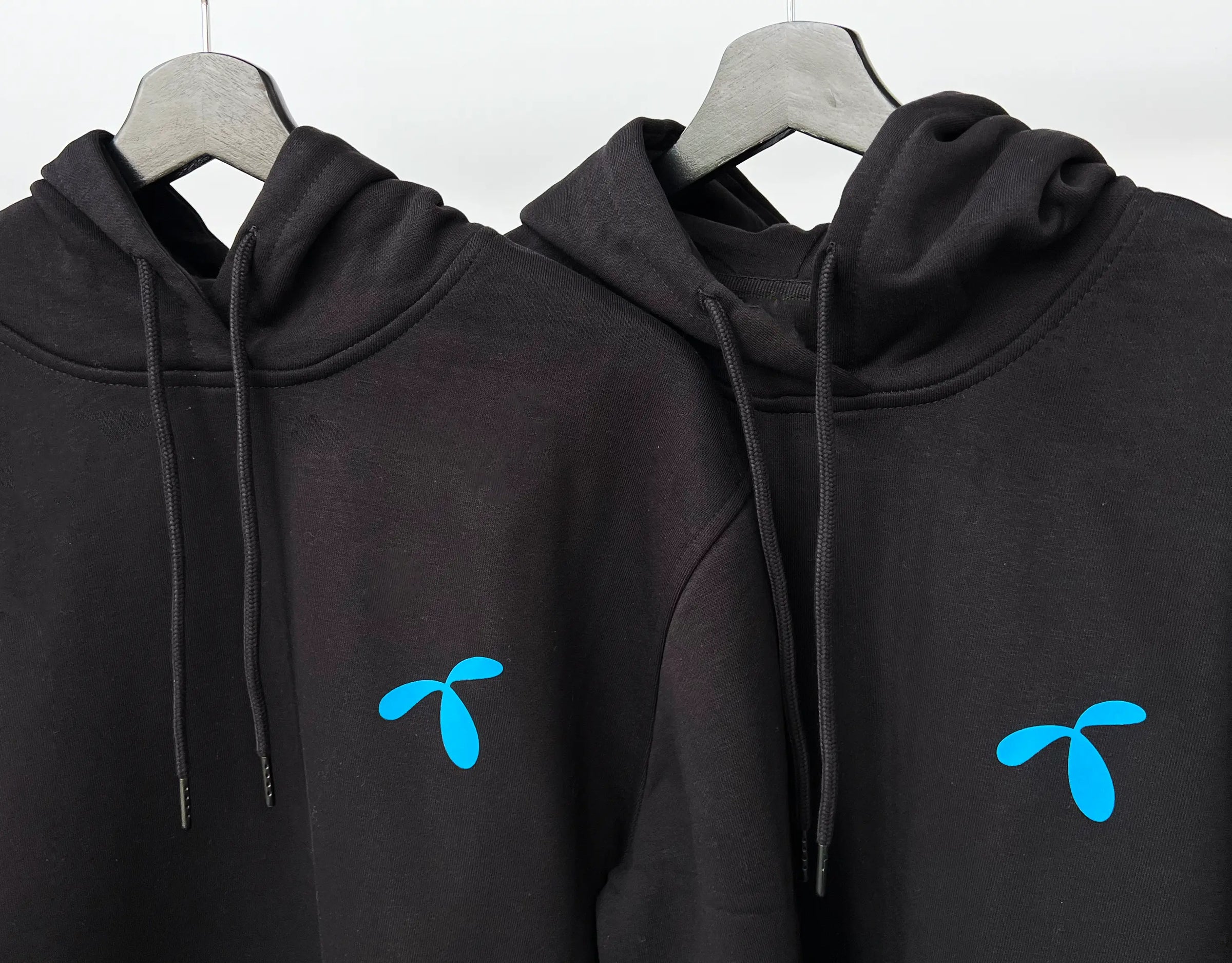 Hoodie med tryk fra re do® i sort, model Francis, collab med Telenor
