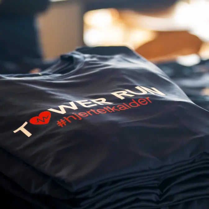 Active T-shirt med tryk, Løbe t-shirt med logo fra re do® i sort, Løbe t-shirt til DHL, collab med Hines Tower Run