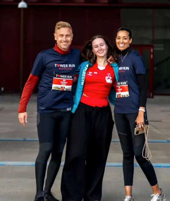 Løbere i Active T-shirt med tryk, Løbe t-shirt med logo fra re do® i sort, Løbe t-shirt til DHL, collab med Hines Tower Run