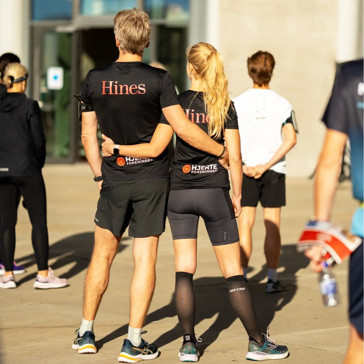 Løbere i Active T-shirt med tryk, Løbe t-shirt med logo fra re do® i sort, Løbe t-shirt til DHL, collab med Hines Tower Run