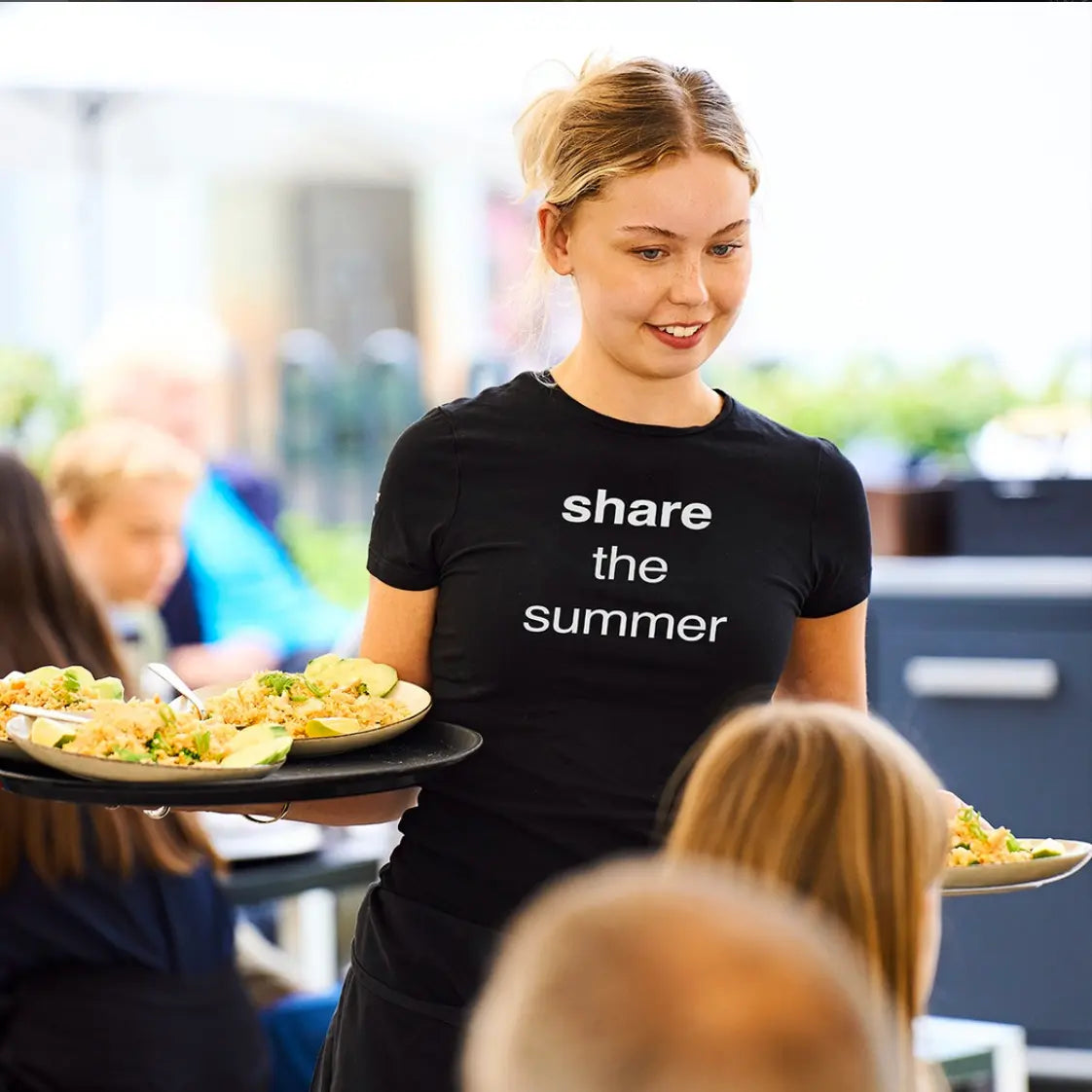 Active T-shirt med tryk, Firmatøj med logo, uniform fra re do® i sort, collab med Wokshop