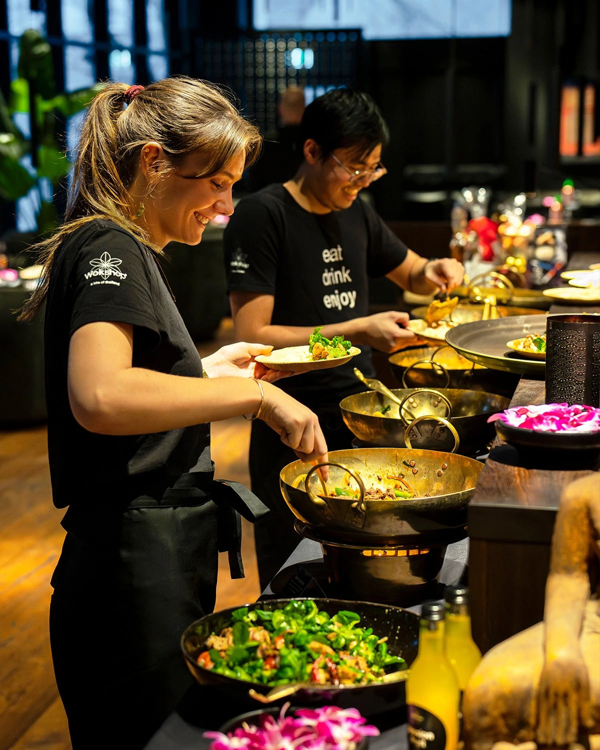 Bomuld T-shirt med tryk, Firmatøj med logo, uniform fra re do® i sort, collab med Wokshop