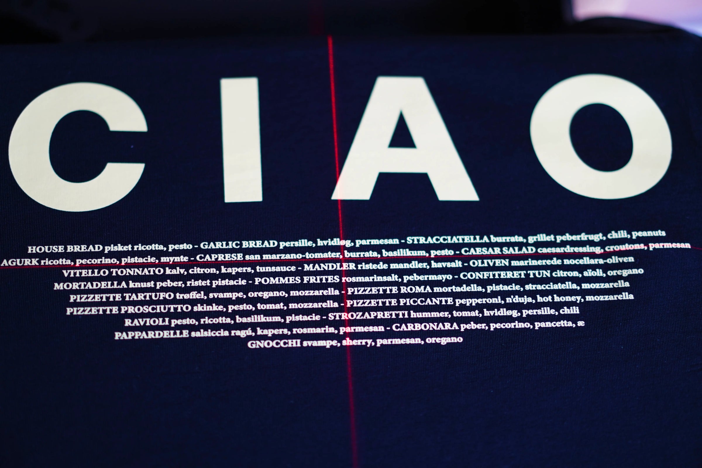 Bomuld T-shirt med tryk fra re do® i sort, collab med CIAO