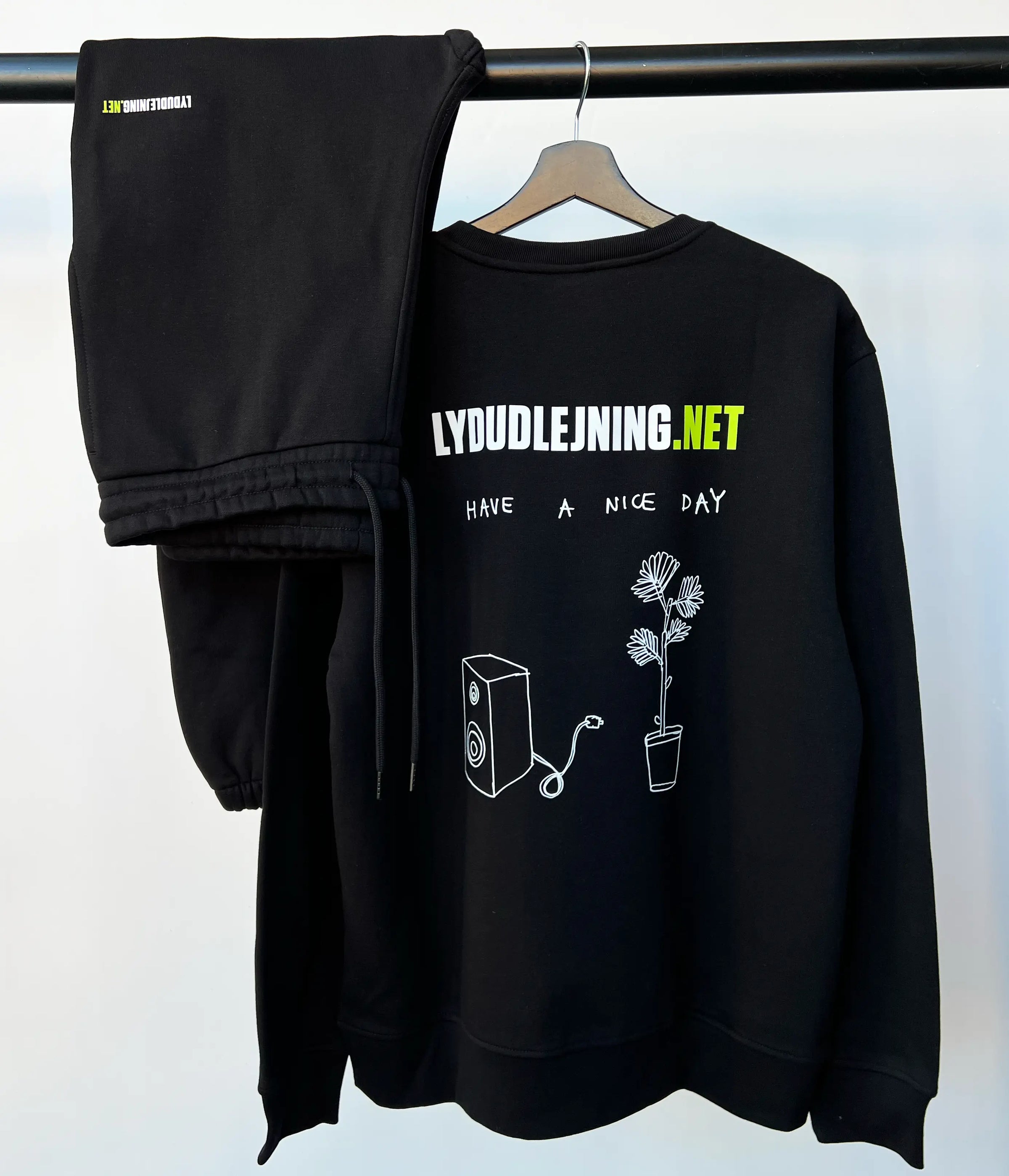 Firmatøj med tryk, Firmatøj med logo fra re do® i sort, collab med Lydudlejning.net