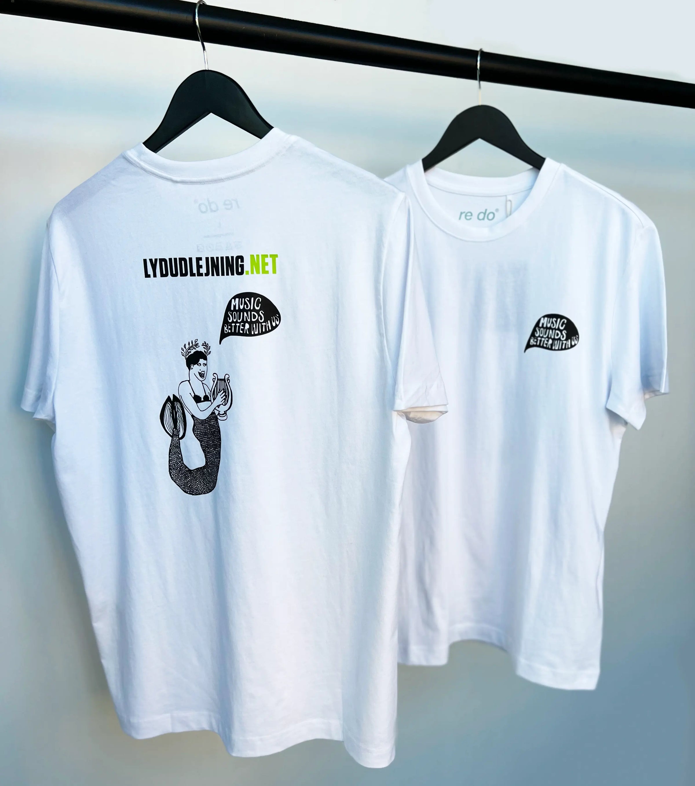 Bomuld T-shirt med tryk fra re do® i Bright White, collab med Lydudlejning.net