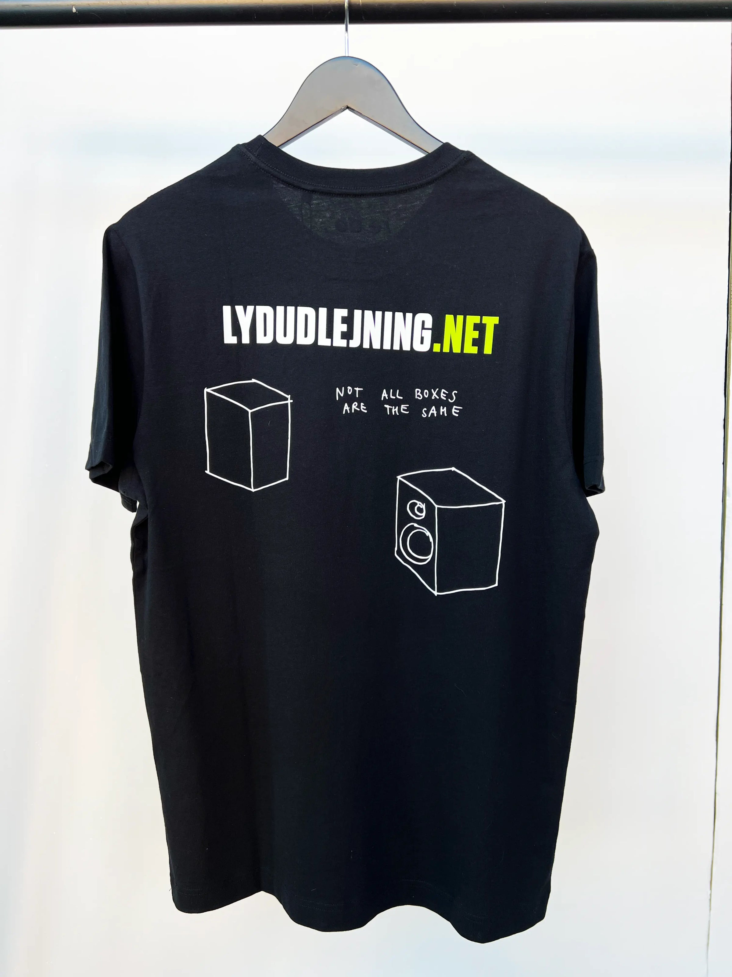 Bomuld T-shirt med tryk fra re do® i sort, collab med Lydudlejning.net