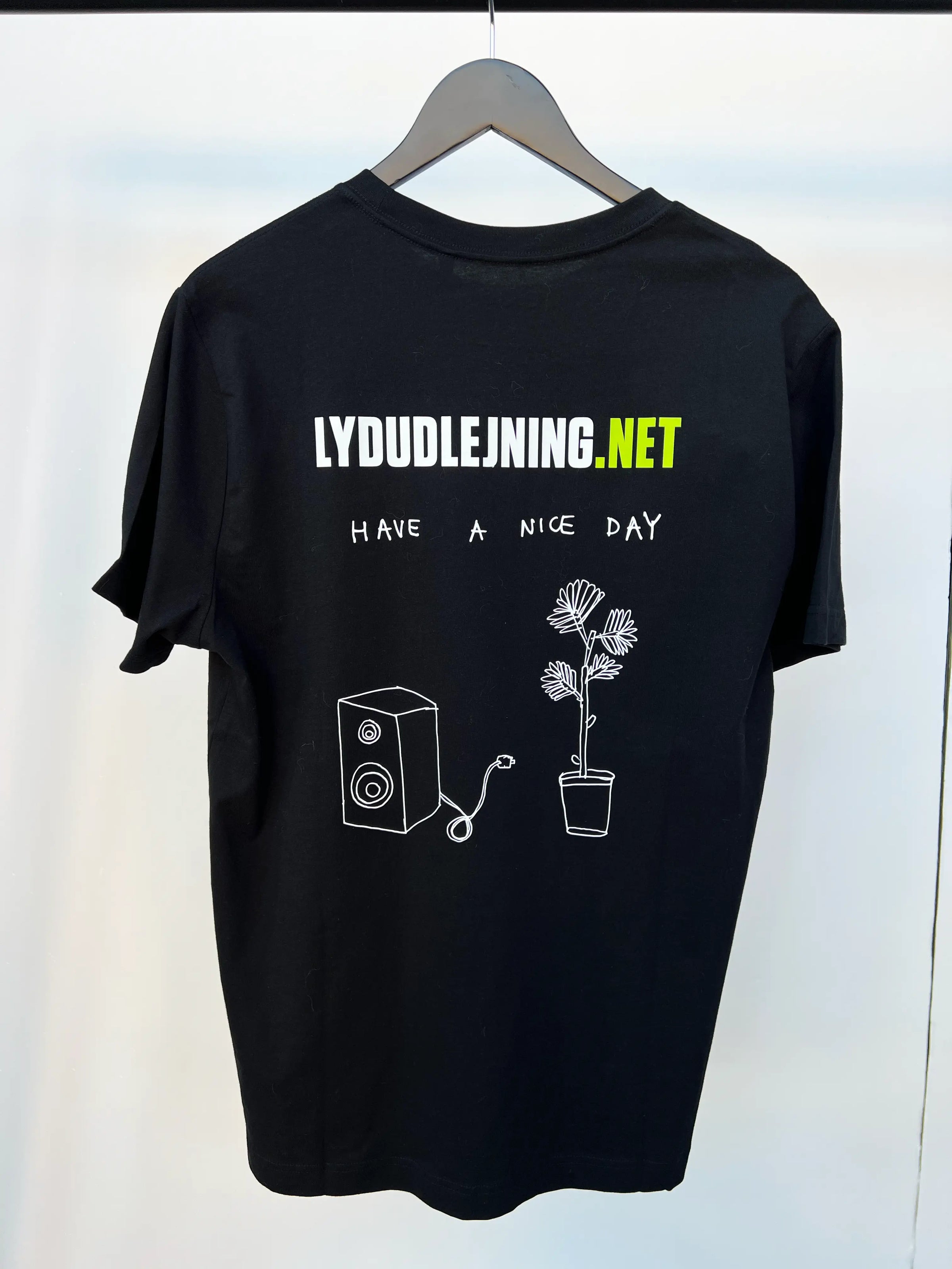 Bomuld T-shirt med tryk fra re do® i sort, collab med Lydudlejning.net