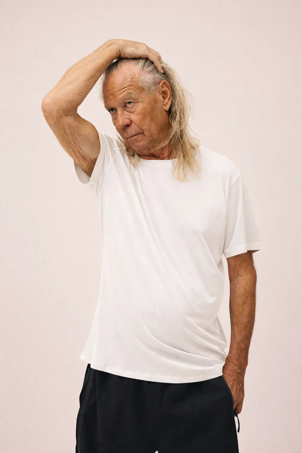 Mand iført Active t-shirt i hvid fra re do®