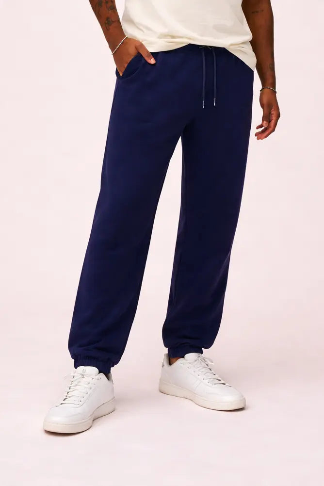 Mand iført bomuld t-shirt i Star White  og sweatpants I Navy Blue fra re do®