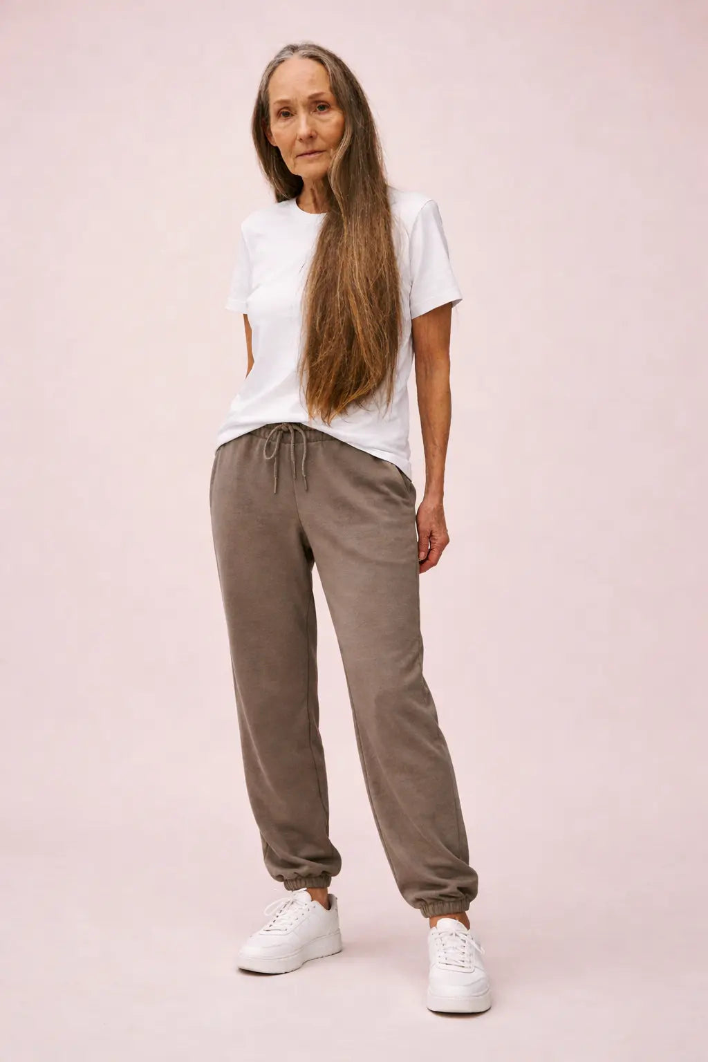 Kvinde iført bomuld t-shirt i Bright White og sweatpants i Ash Brown fra re do®