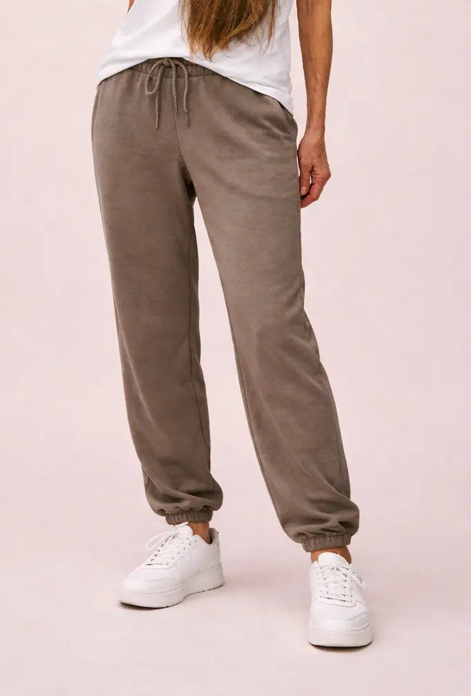 Kvinde iført bomuld t-shirt i Bright White og sweatpants i Ash Brown fra re do®