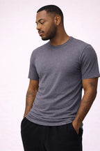 Mand iført Movement t-shirt i Antracite fra re do®