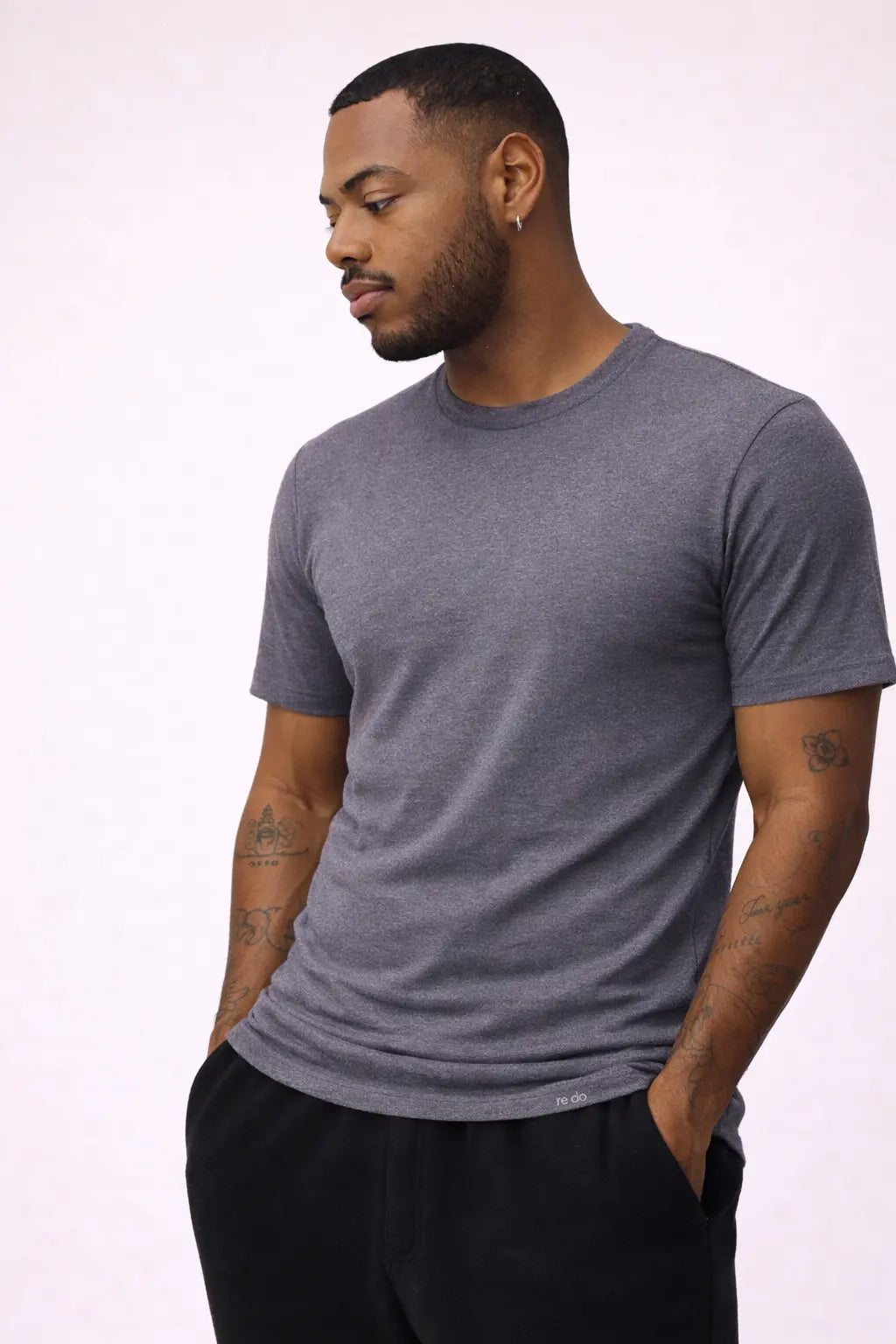 Mand iført Movement t-shirt i Antracite fra re do®