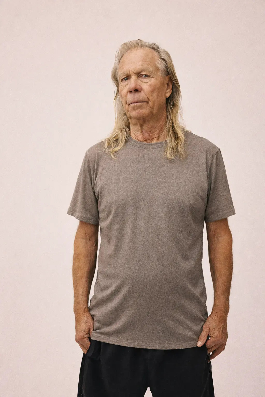 Mand iført Movement t-shirt i Ash Brown fra re do®