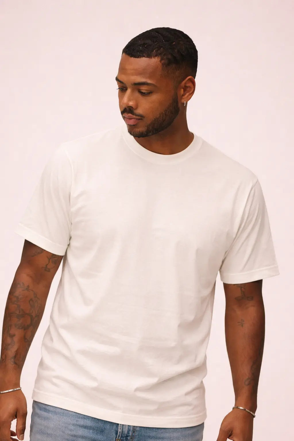 Mand iført Movement t-shirt i hvid fra re do®