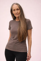 Kvinde iført Active T-shirt i Ash Brown fra re do®