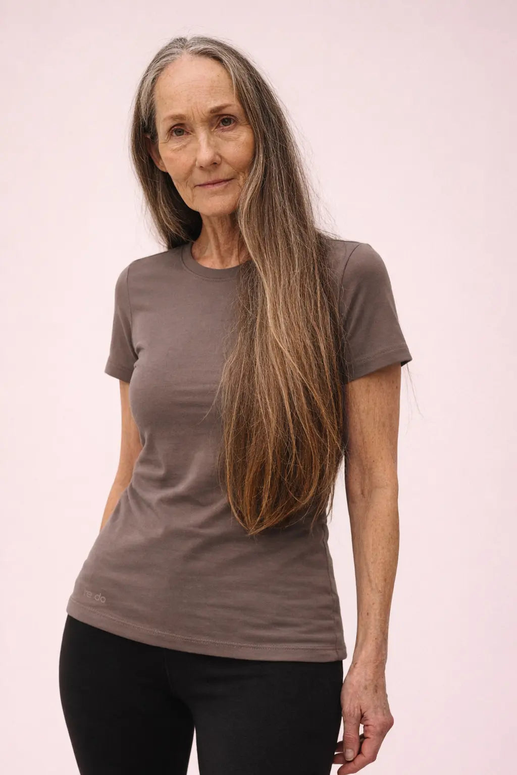 Kvinde iført Active T-shirt i Ash Brown fra re do®