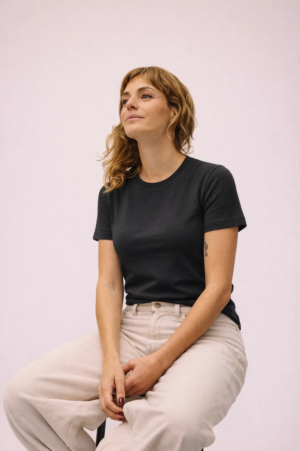 Kvinde iført Active T-shirt i sort fra re do®, Sarah Grünewald