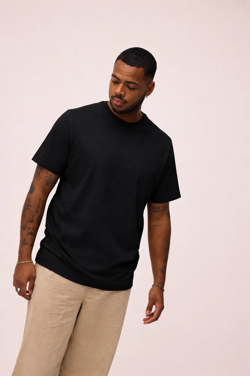 Mand iført bomuld t-shirt i sort fra re do®