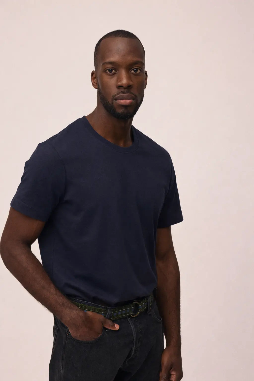 Mand iført bomuld t-shirt i Navy Blue fra re do®