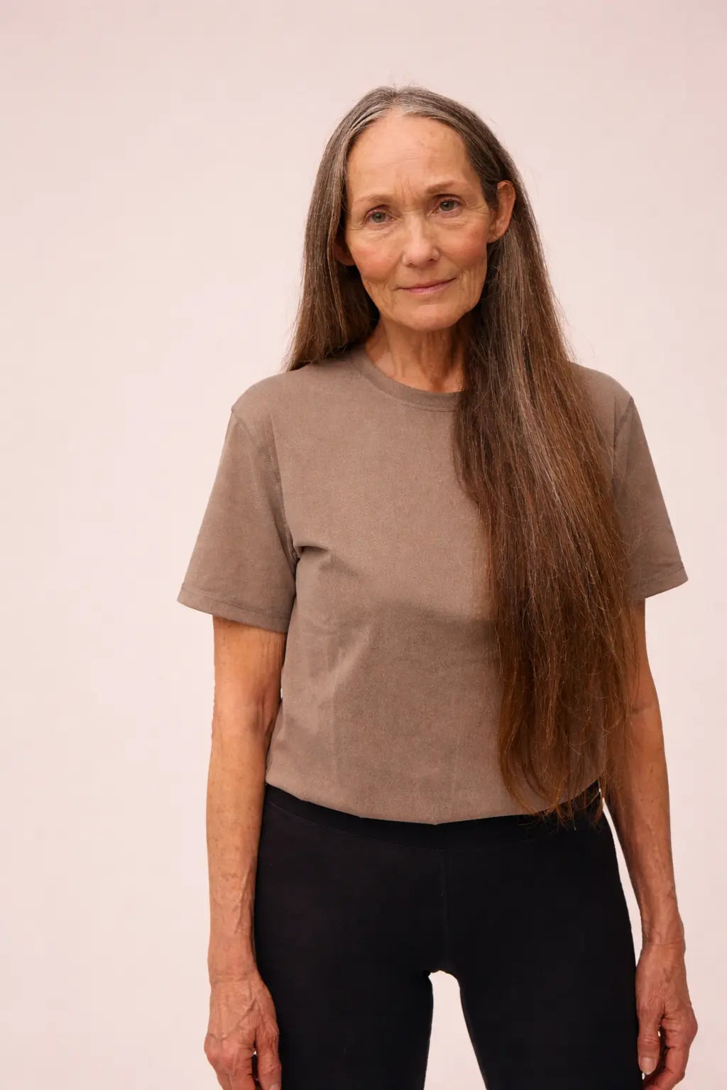 Kvinde iført Movement T-shirt i Ash Brown fra re do® 