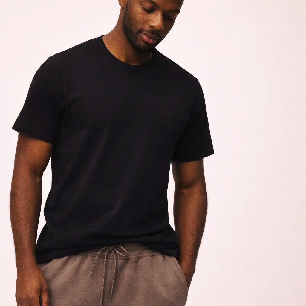 Mand iført Active T-shirt i sort og sweatpants i Ash Brown fra re do®