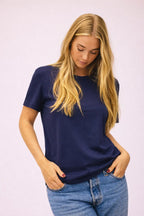 Kvinde iført Active T-shirt i Navy Blue fra re do®