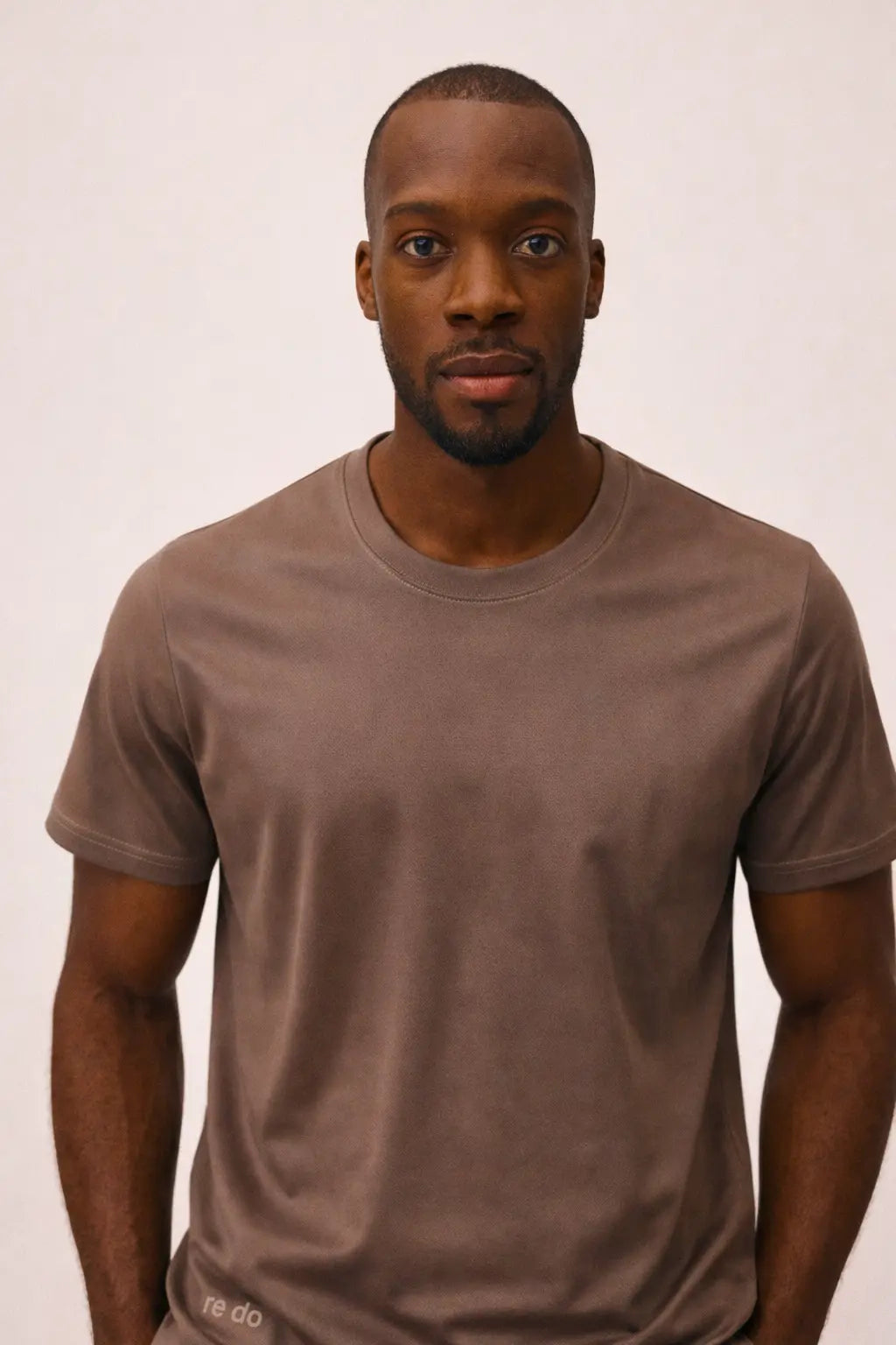 Mand iført Active t-shirt i Ash Brown fra re do®