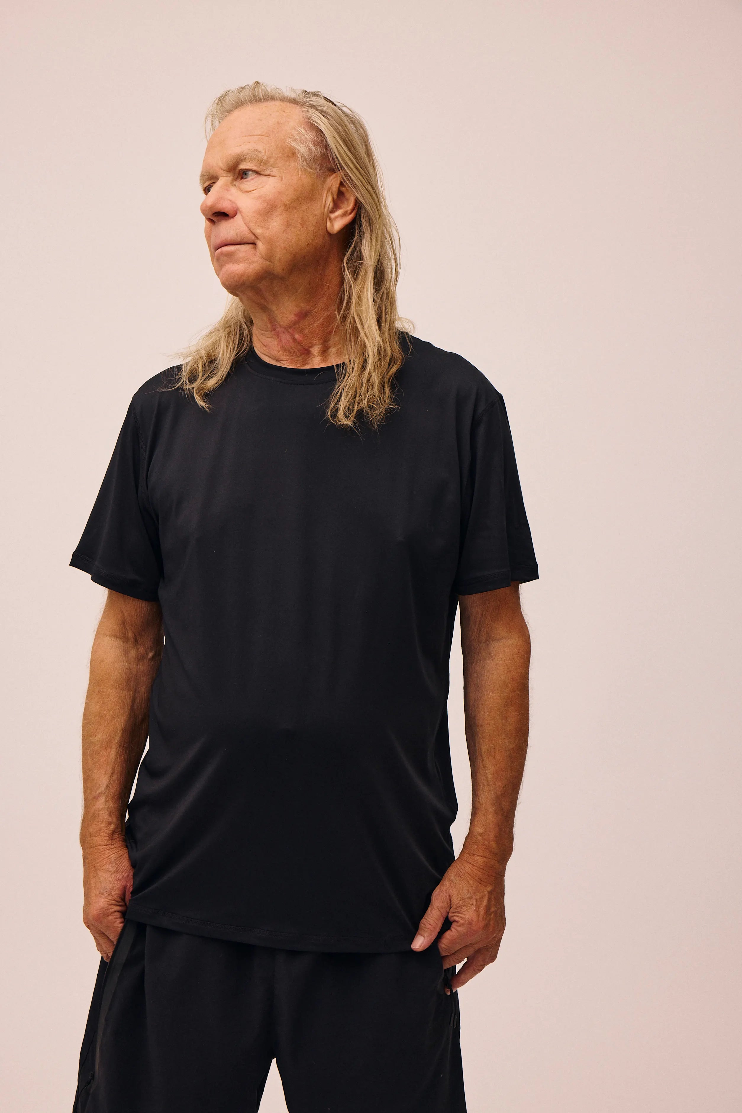 Mand iført Active t-shirt i sort fra re do®