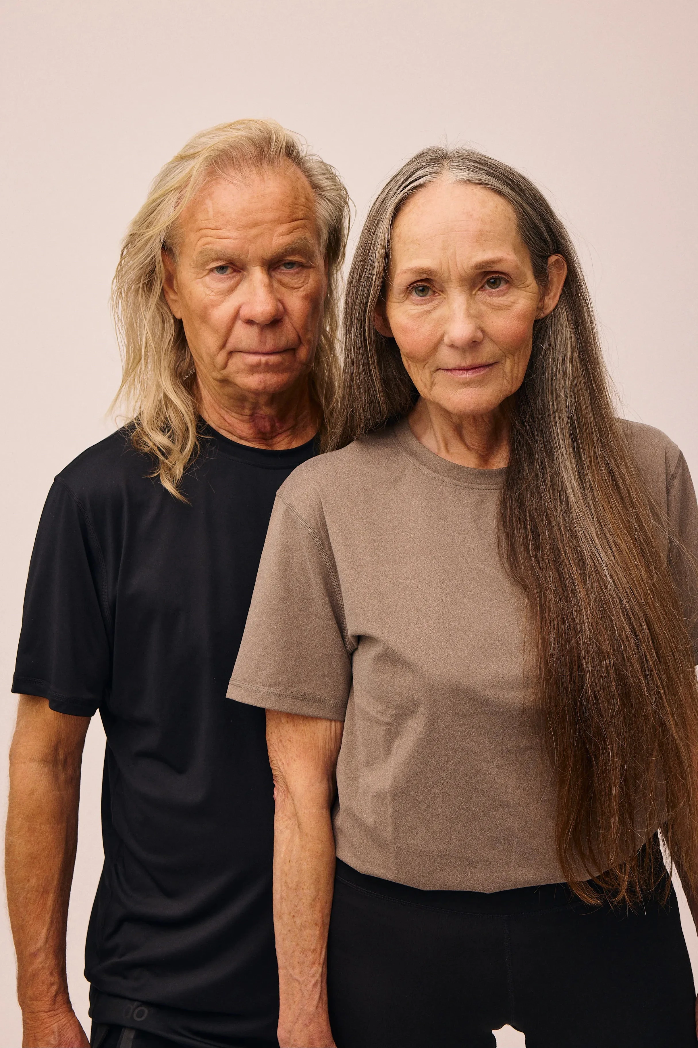 Mand iført Active t-shirt i sort og kvinde iført Movement Tee i Ash Brown – Løbetrøjer og løbe t-shirts fra re do® 