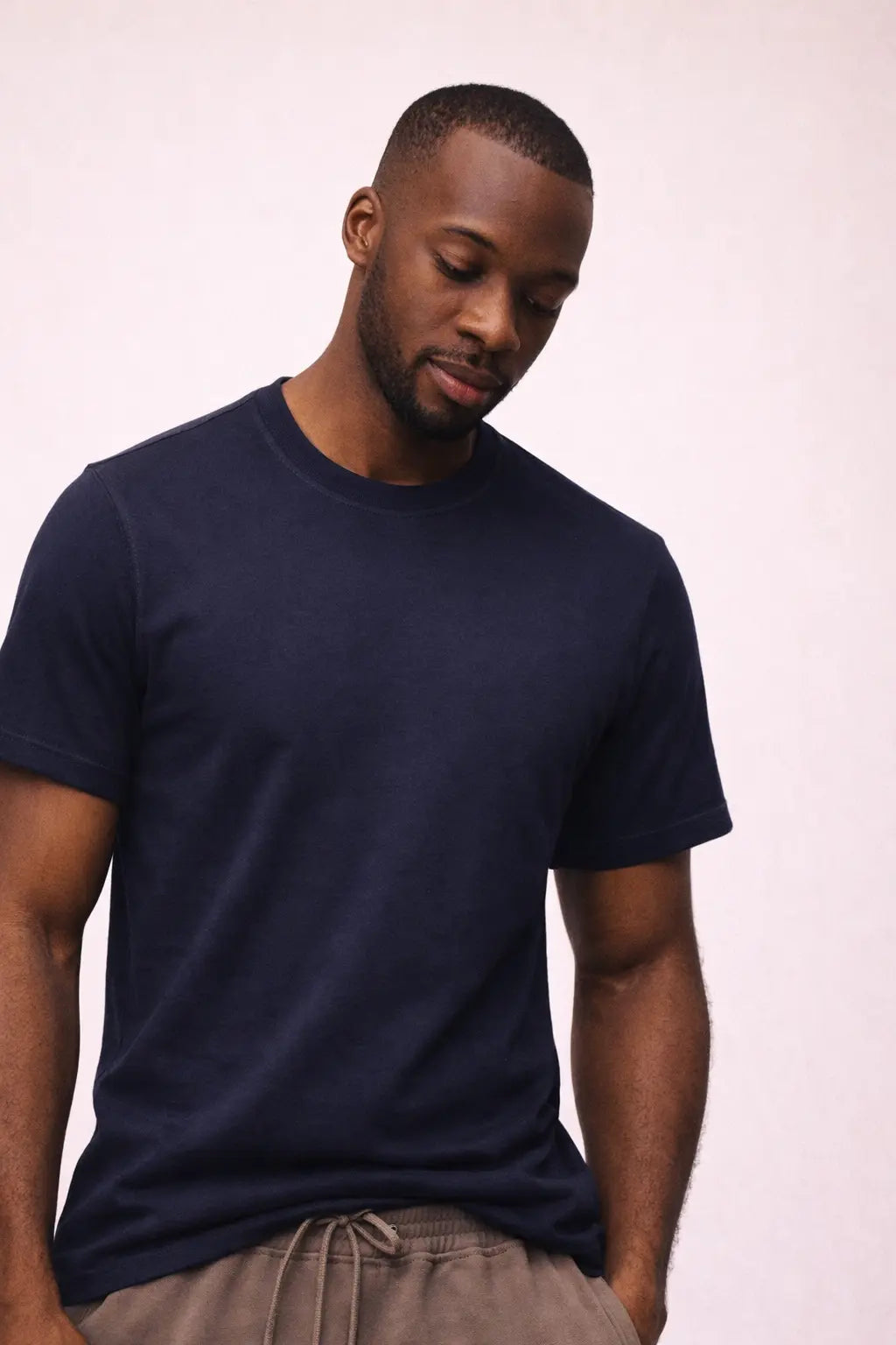 Mand iført Active t-shirt i Navy Blue fra re do®