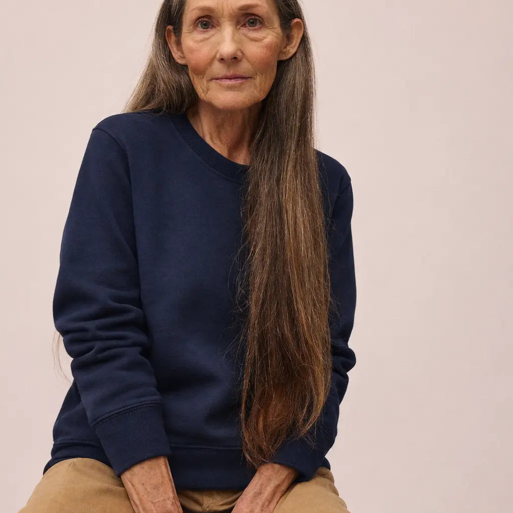 Kvinde iført crewneck sweatshirt i Navy Blue fra re do®